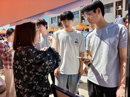 为深入贯彻落实高校毕业生就业创业工作